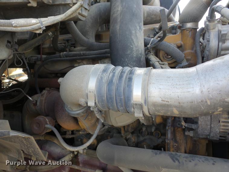 image for item J8535 2001 Sterling L9500 semi truck