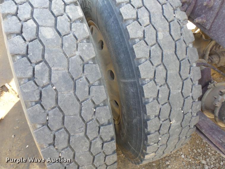 image for item J8535 2001 Sterling L9500 semi truck