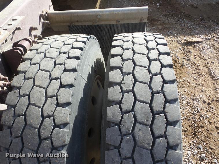 image for item J8535 2001 Sterling L9500 semi truck