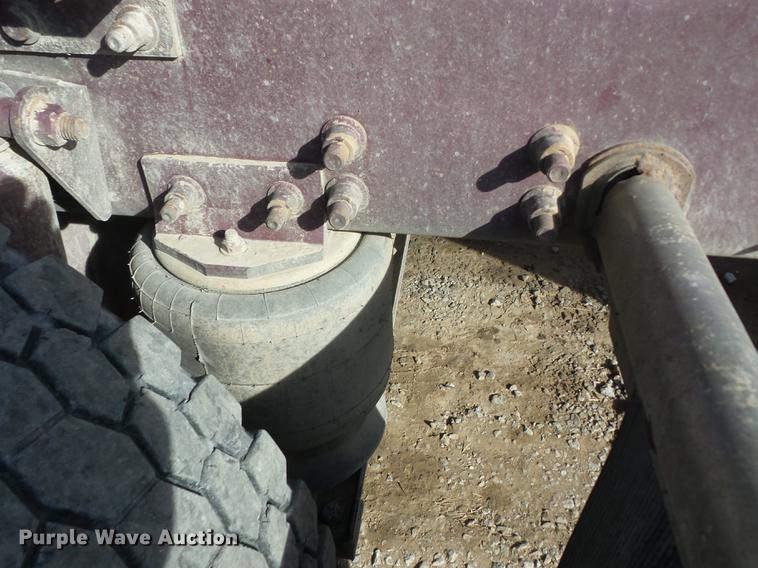 image for item J8535 2001 Sterling L9500 semi truck