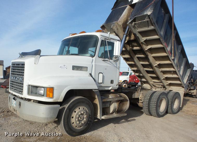 image for item J8537 1991 Mack CH613 truck cab and chassis