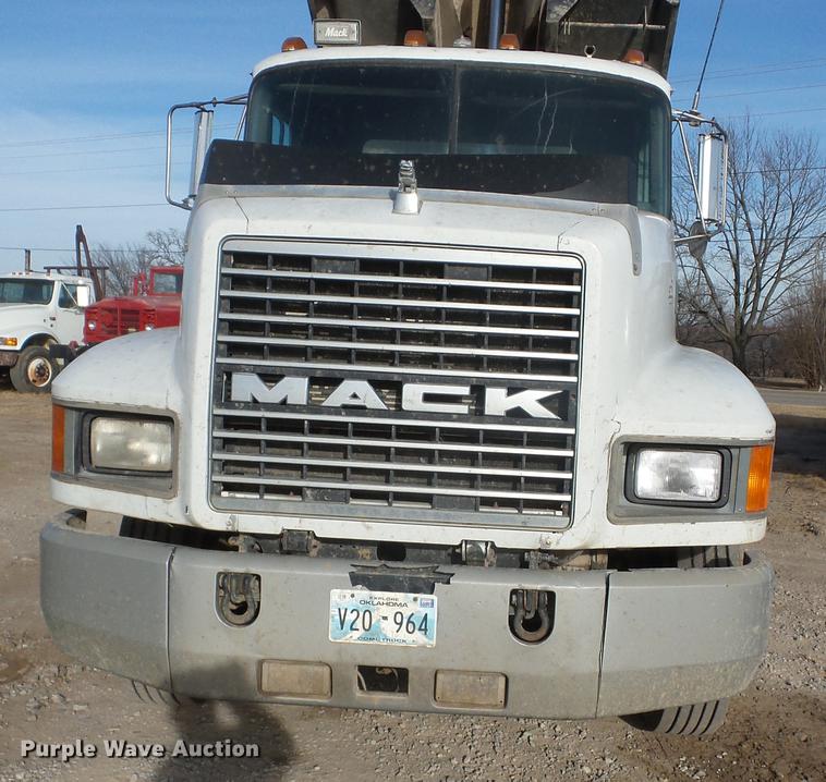 image for item J8537 1991 Mack CH613 truck cab and chassis