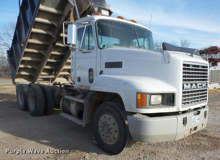 image for item J8537 1991 Mack CH613 truck cab and chassis