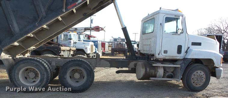 image for item J8537 1991 Mack CH613 truck cab and chassis