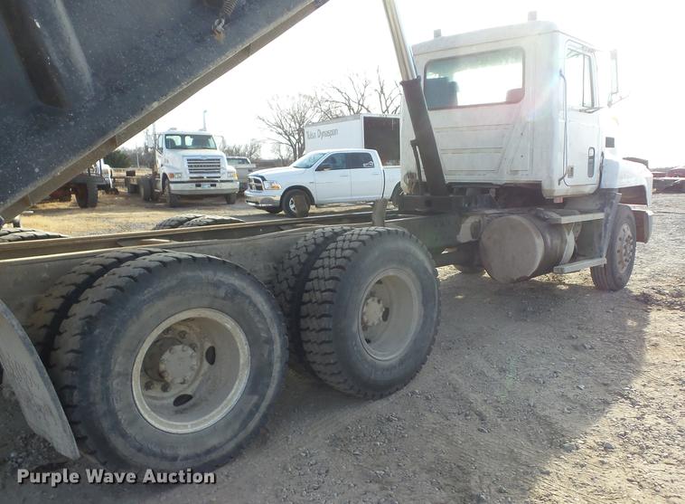 image for item J8537 1991 Mack CH613 truck cab and chassis