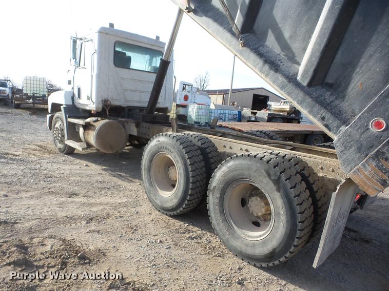 image for item J8537 1991 Mack CH613 truck cab and chassis