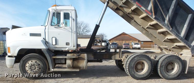 image for item J8537 1991 Mack CH613 truck cab and chassis