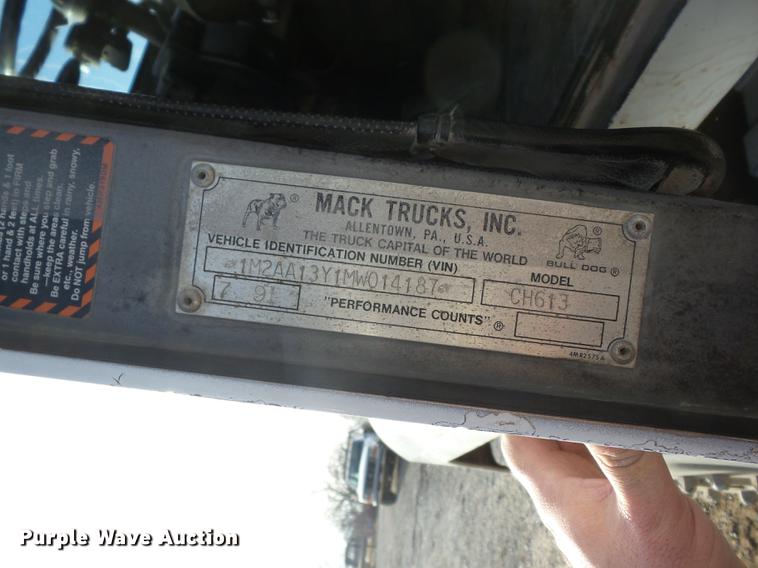 image for item J8537 1991 Mack CH613 truck cab and chassis