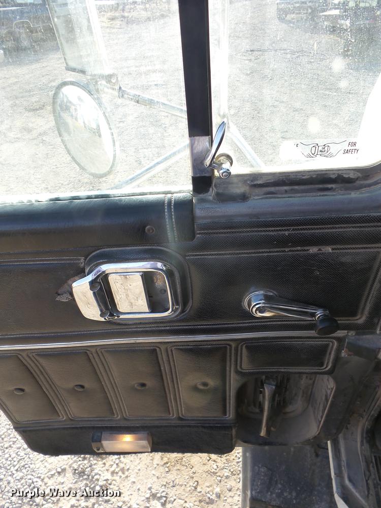 image for item J8537 1991 Mack CH613 truck cab and chassis