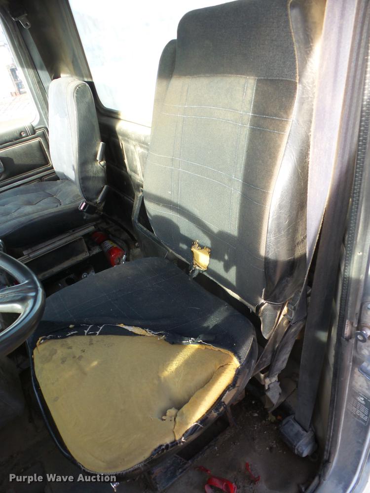 image for item J8537 1991 Mack CH613 truck cab and chassis