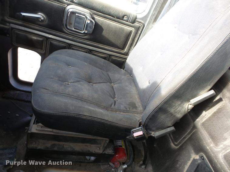 image for item J8537 1991 Mack CH613 truck cab and chassis