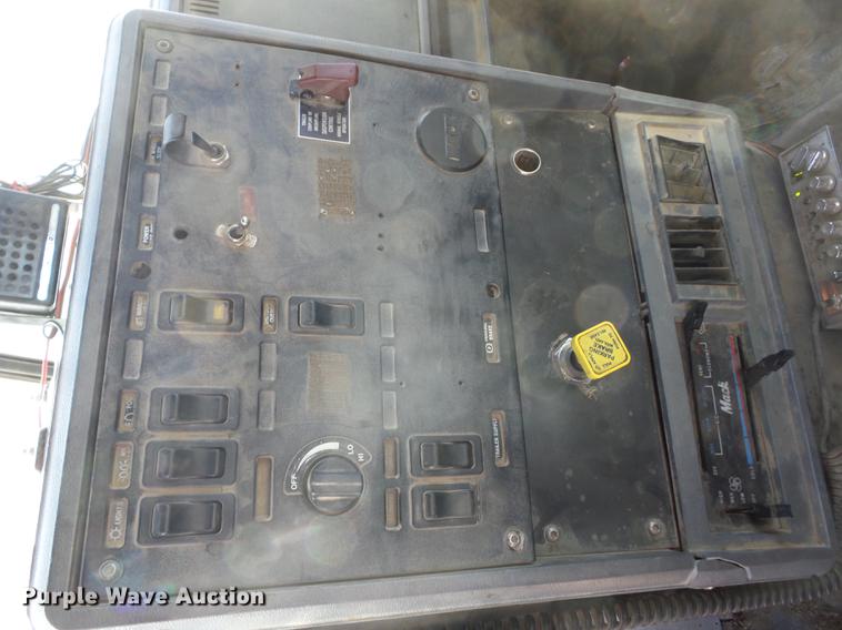 image for item J8537 1991 Mack CH613 truck cab and chassis