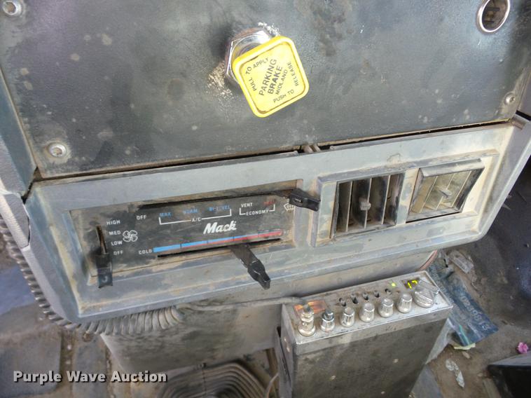 image for item J8537 1991 Mack CH613 truck cab and chassis