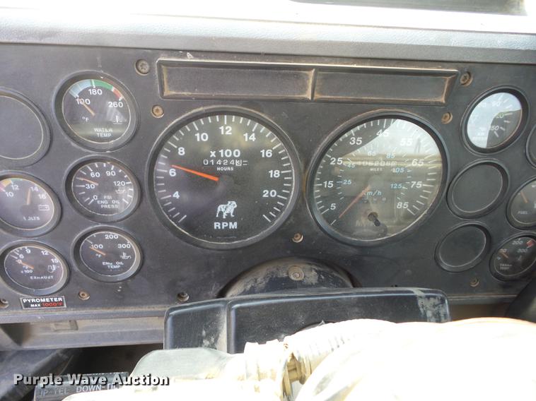 image for item J8537 1991 Mack CH613 truck cab and chassis