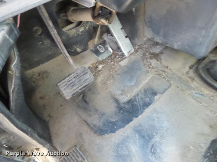 image for item J8537 1991 Mack CH613 truck cab and chassis