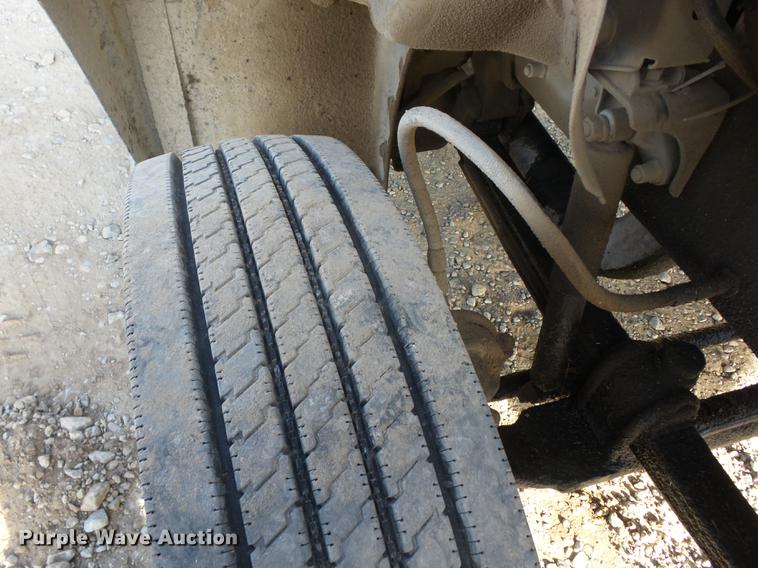 image for item J8537 1991 Mack CH613 truck cab and chassis