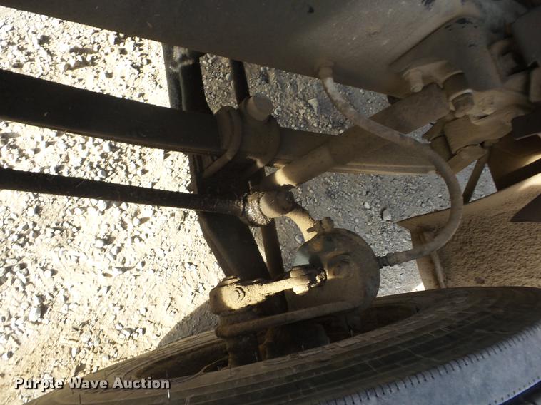 image for item J8537 1991 Mack CH613 truck cab and chassis