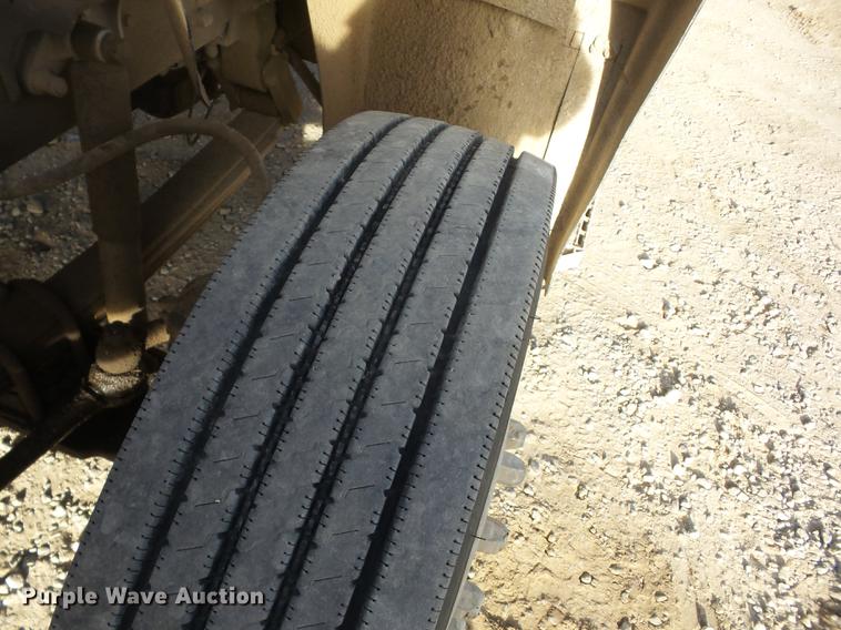 image for item J8537 1991 Mack CH613 truck cab and chassis