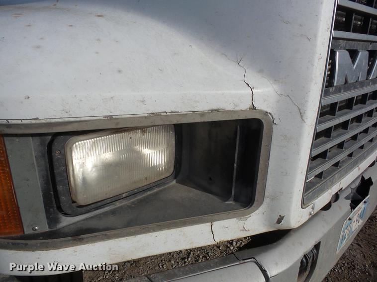 image for item J8537 1991 Mack CH613 truck cab and chassis