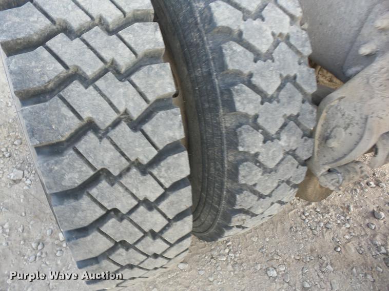 image for item J8537 1991 Mack CH613 truck cab and chassis