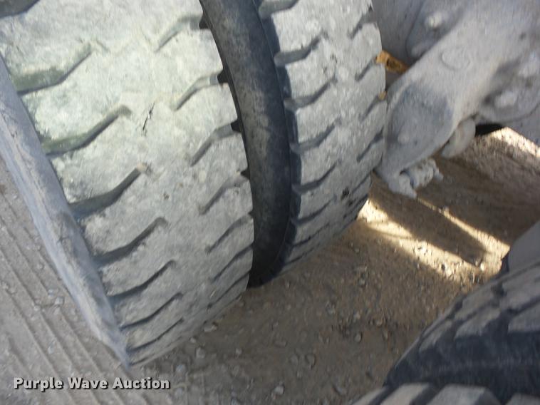 image for item J8537 1991 Mack CH613 truck cab and chassis