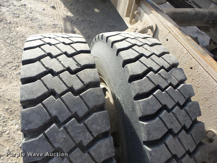 image for item J8537 1991 Mack CH613 truck cab and chassis