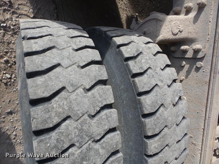 image for item J8537 1991 Mack CH613 truck cab and chassis