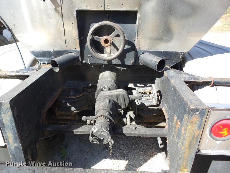 image for item J8586 1987 International asphalt tank trailer