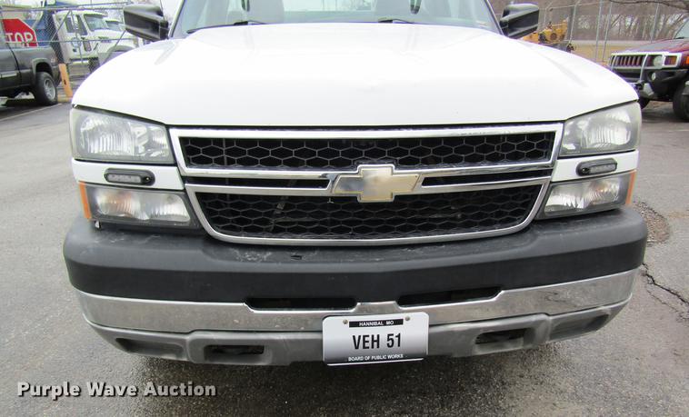 image for item DB5924 2006 Chevrolet Silverado 3500 utility bed pickup truck