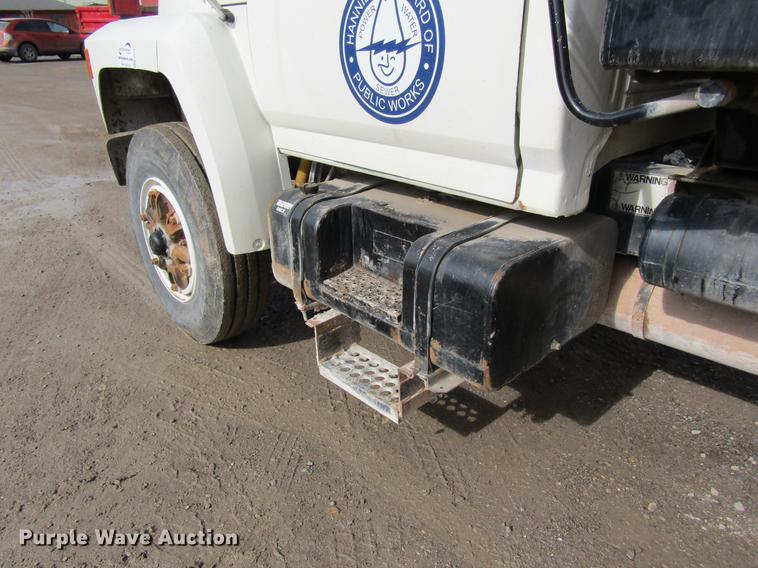 image for item DB5925 1991 Ford F900 dump truck