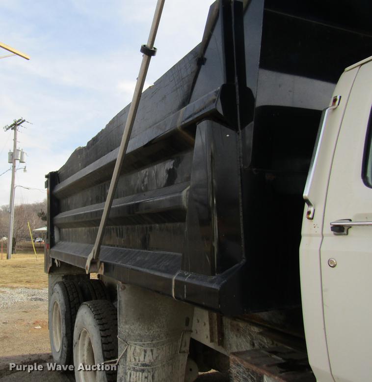 image for item DB5925 1991 Ford F900 dump truck