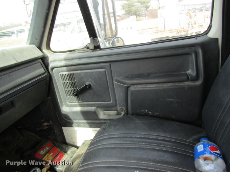 image for item DB5925 1991 Ford F900 dump truck