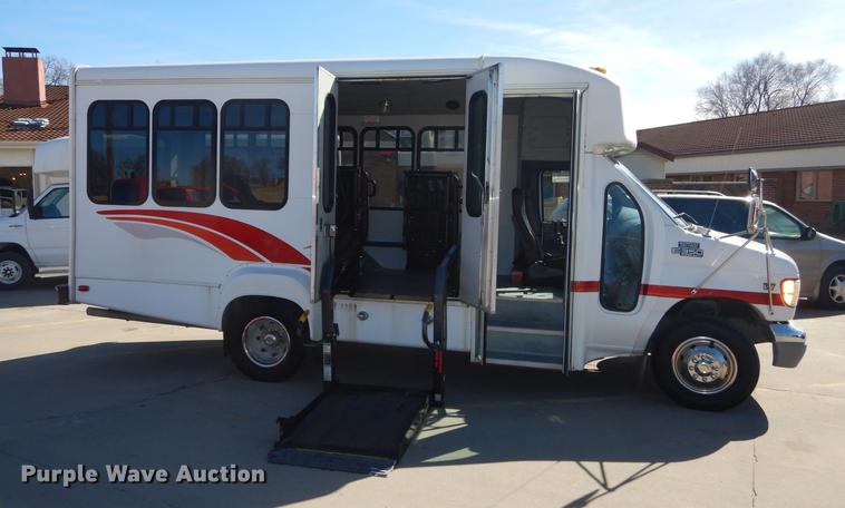 image for item DC0295 2000 Ford Econoline E350 Super Duty Goshen Coach shuttle bus
