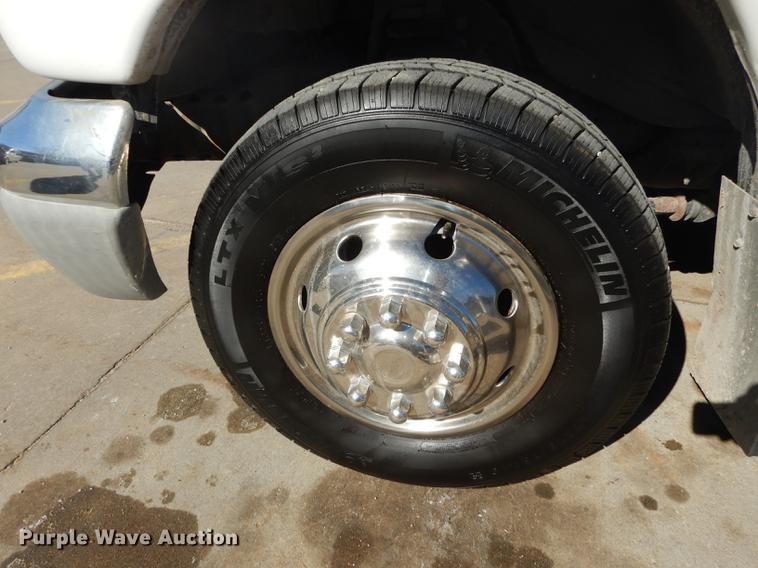 image for item DC0295 2000 Ford Econoline E350 Super Duty Goshen Coach shuttle bus