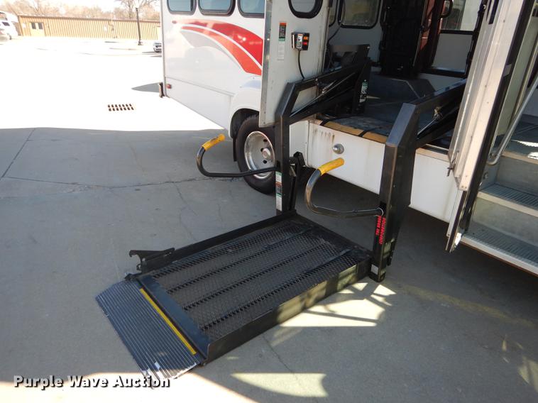 image for item DC0295 2000 Ford Econoline E350 Super Duty Goshen Coach shuttle bus