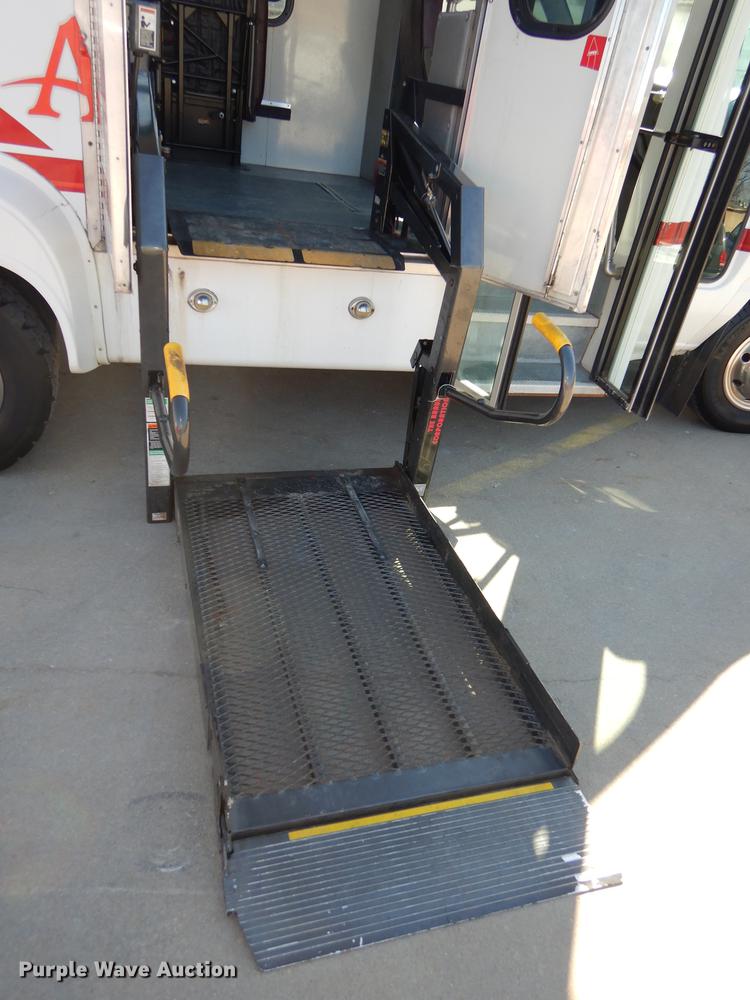 image for item DC0295 2000 Ford Econoline E350 Super Duty Goshen Coach shuttle bus