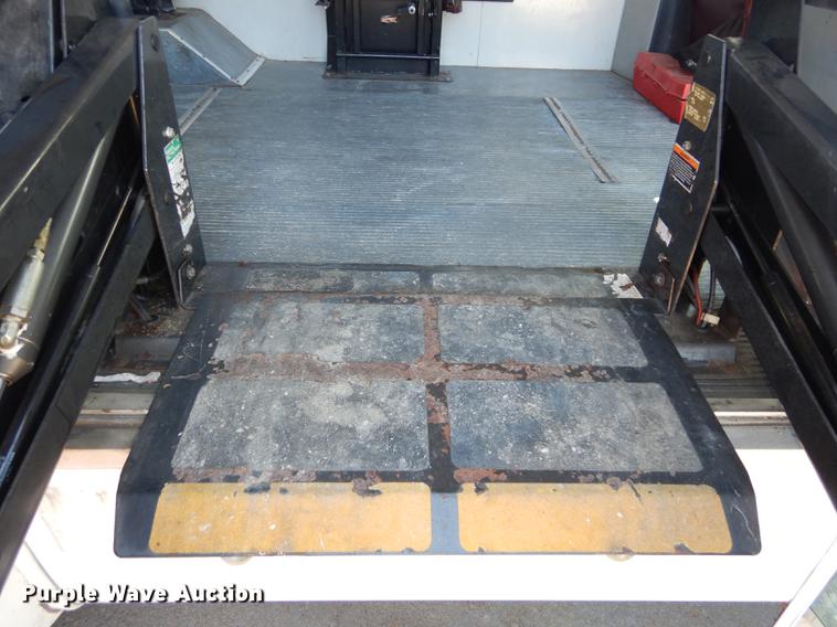 image for item DC0295 2000 Ford Econoline E350 Super Duty Goshen Coach shuttle bus