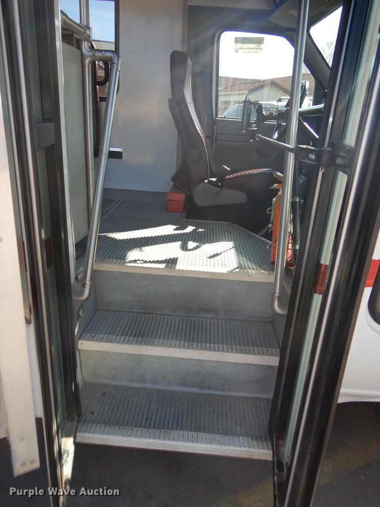 image for item DC0295 2000 Ford Econoline E350 Super Duty Goshen Coach shuttle bus
