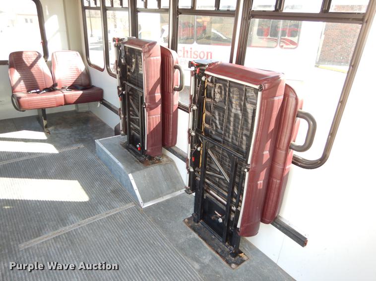 image for item DC0295 2000 Ford Econoline E350 Super Duty Goshen Coach shuttle bus