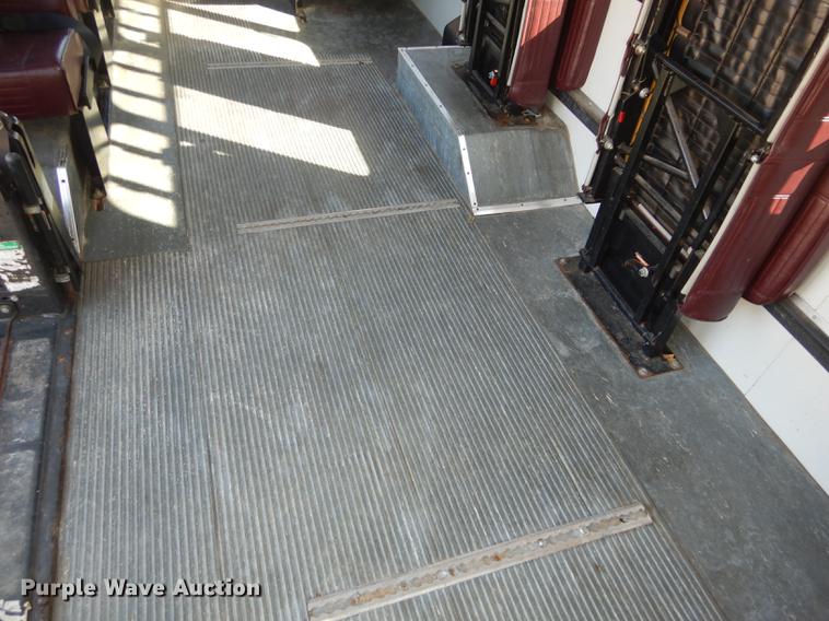 image for item DC0295 2000 Ford Econoline E350 Super Duty Goshen Coach shuttle bus