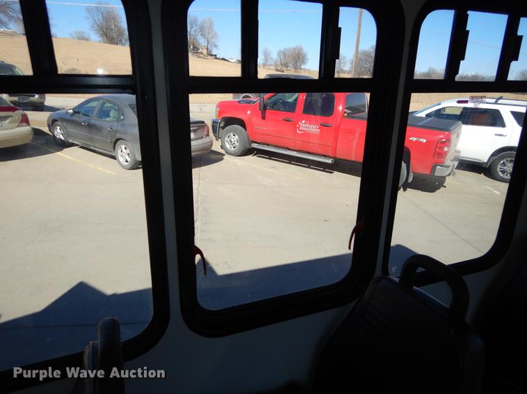 image for item DC0295 2000 Ford Econoline E350 Super Duty Goshen Coach shuttle bus