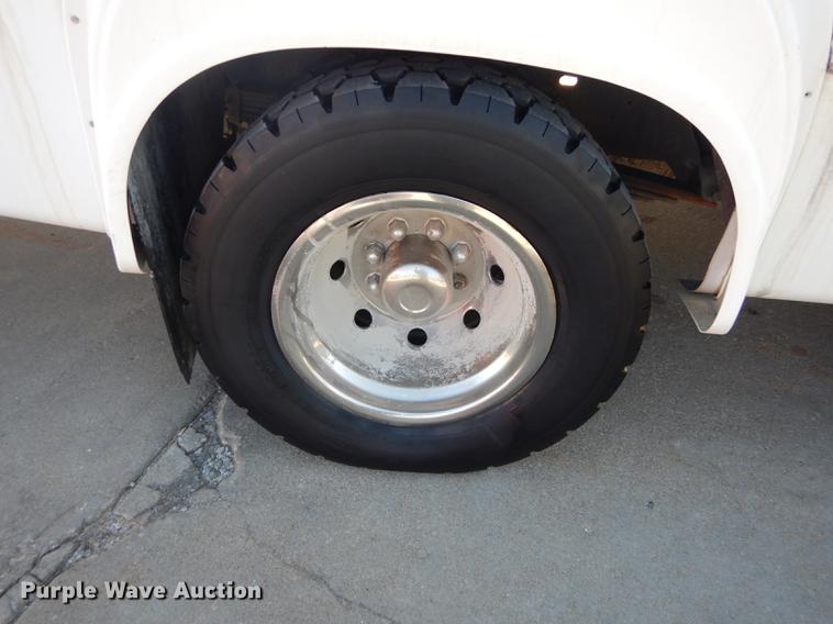 image for item DC0295 2000 Ford Econoline E350 Super Duty Goshen Coach shuttle bus