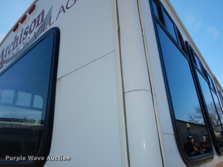 image for item DC0295 2000 Ford Econoline E350 Super Duty Goshen Coach shuttle bus