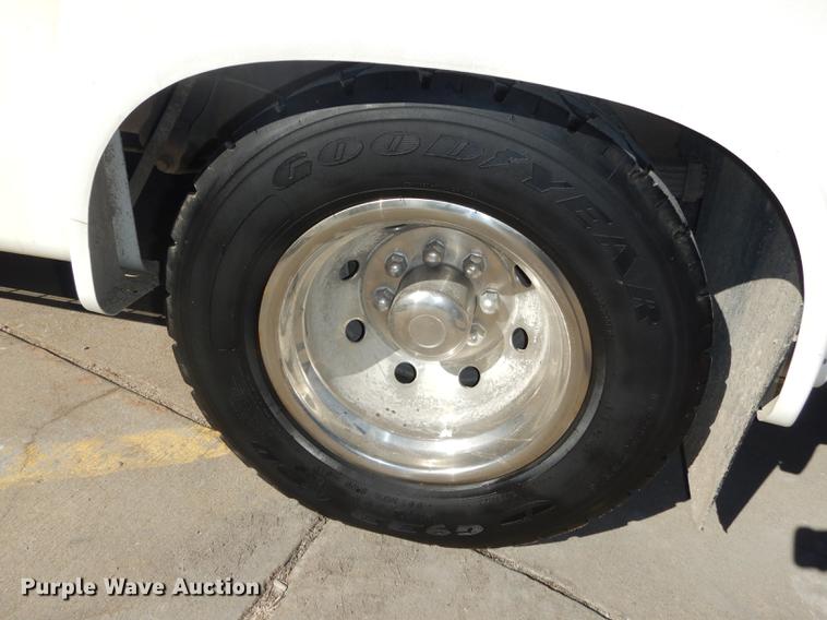 image for item DC0295 2000 Ford Econoline E350 Super Duty Goshen Coach shuttle bus