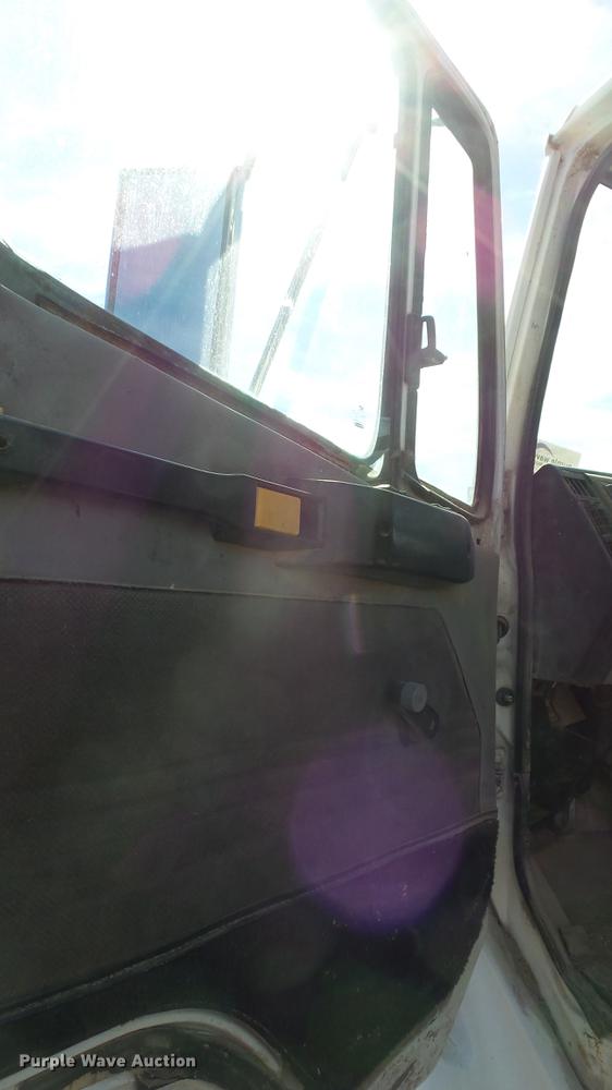 image for item DC0618 2001 Freightliner FL-1 semi truck