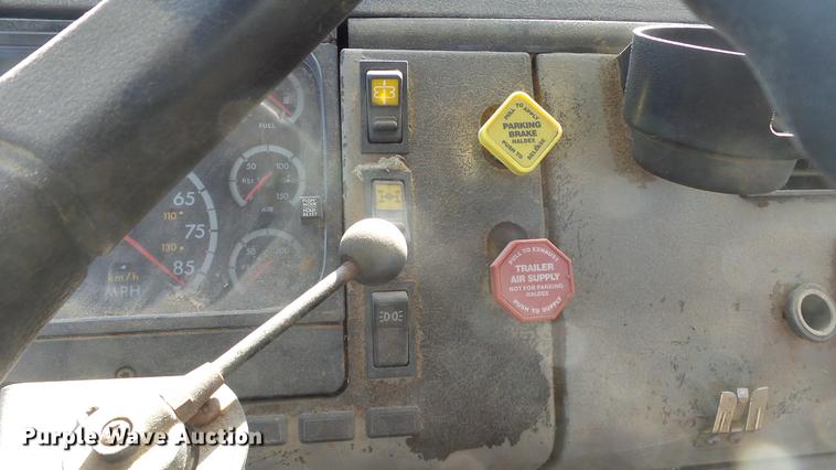 image for item DC0618 2001 Freightliner FL-1 semi truck