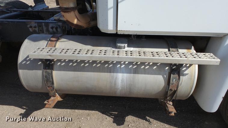 image for item DC0618 2001 Freightliner FL-1 semi truck