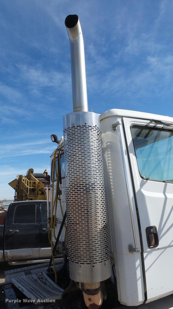 image for item DC0618 2001 Freightliner FL-1 semi truck