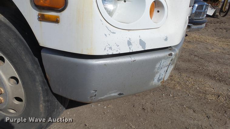 image for item DC0618 2001 Freightliner FL-1 semi truck