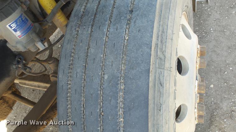 image for item DC0618 2001 Freightliner FL-1 semi truck